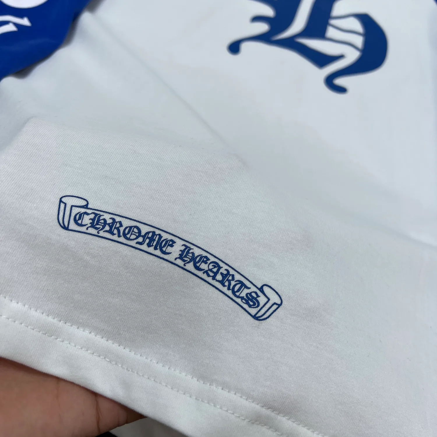 P160 Chrome Hearts🍁Long T Series🍁 Available simultaneously at counters❤️Fully upgraded fabrics! ! Crow letter horseshoe blue and white color matching raglan long-sleeved T. Printed and dyed with imported environmentally friendly glue. Re-engraved version 1:1 high weight original fabric 🌈Recommended color: blue and white color matching🌈 Size: S, M, L, XL